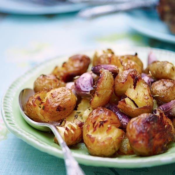 Crispy crushed potatoes with fennel and garlic