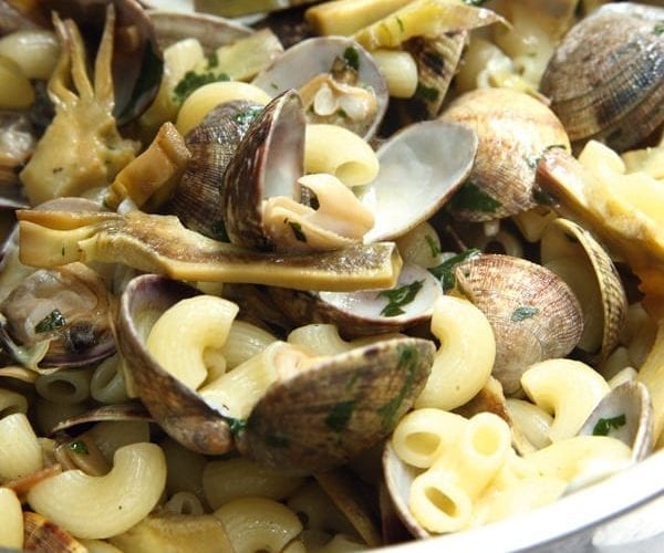 Elbow macaroni with clams and artichokes