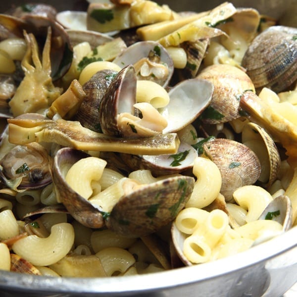 Elbow macaroni with clams and artichokes