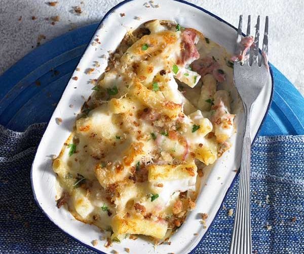 Cheesy macaroni and pancetta frittata