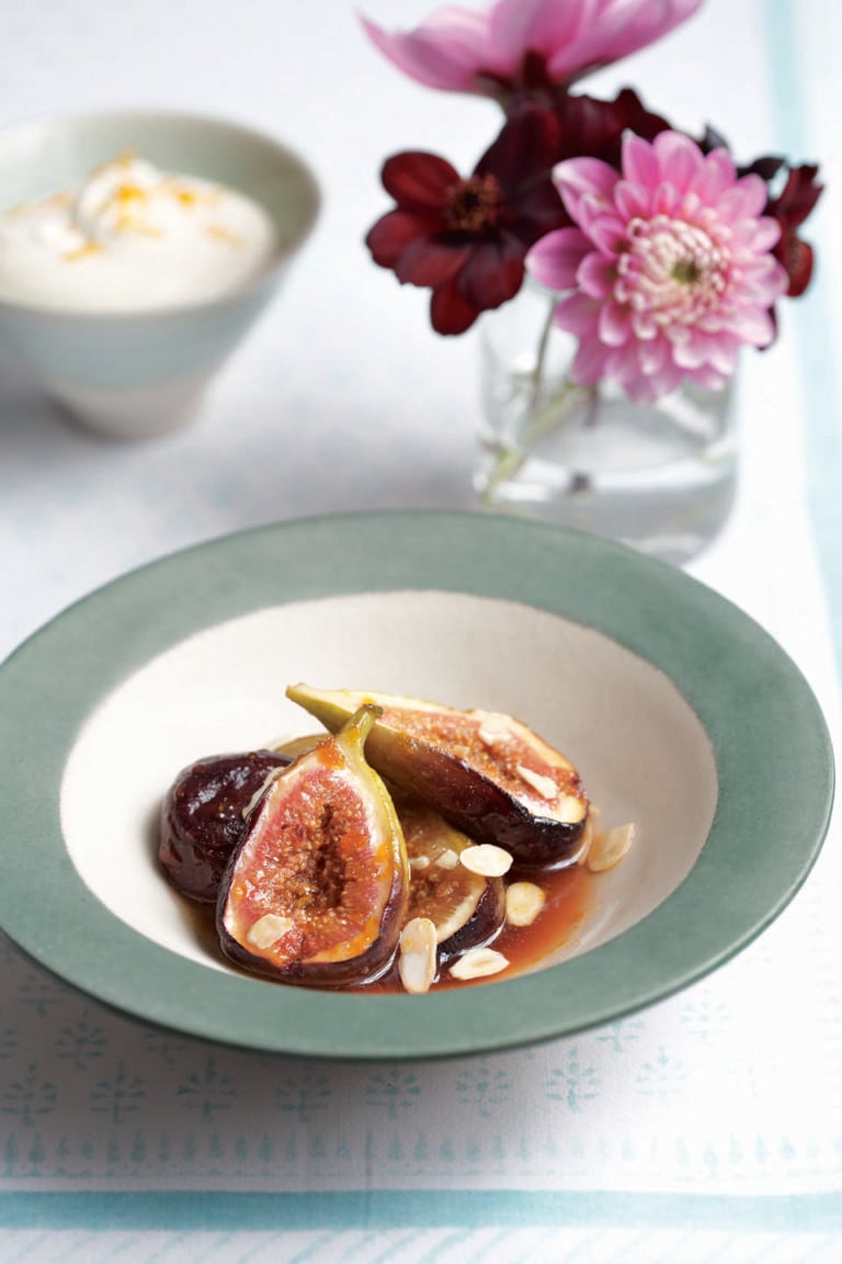 Baked honey figs with toasted almonds and vanilla cream