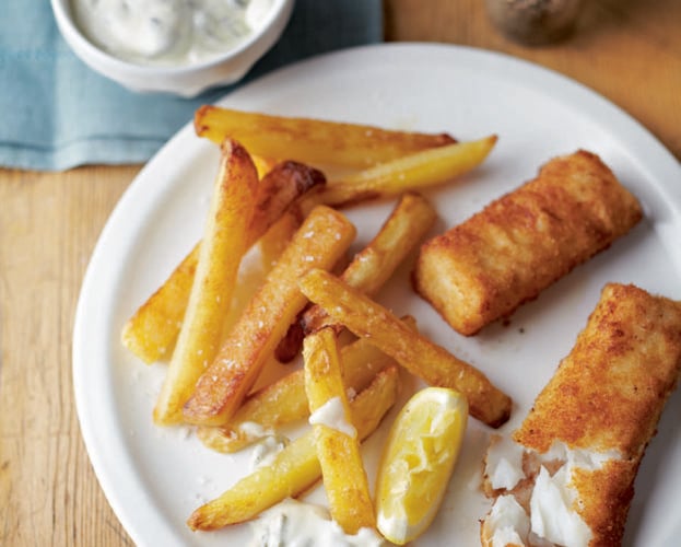 Fish fingers with chipped potatoes and tartare sauce