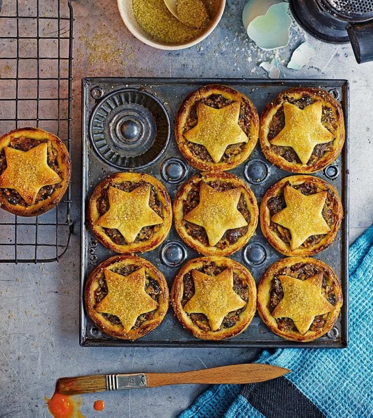 Date and apple mince pies