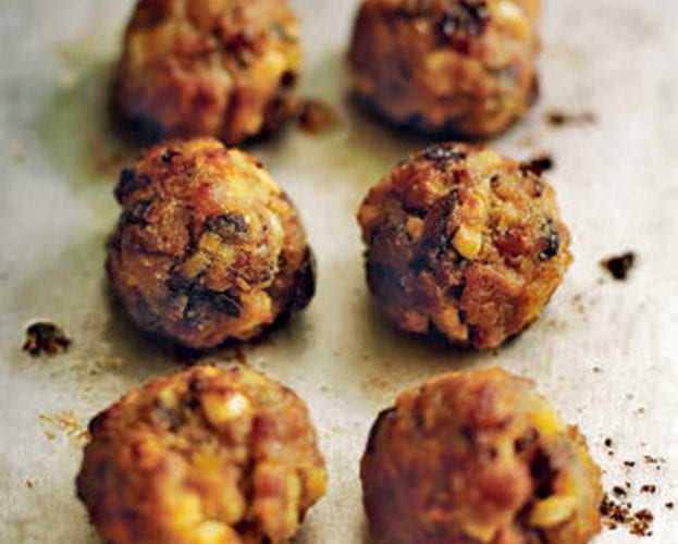 Stuffing-filled roasted red onions