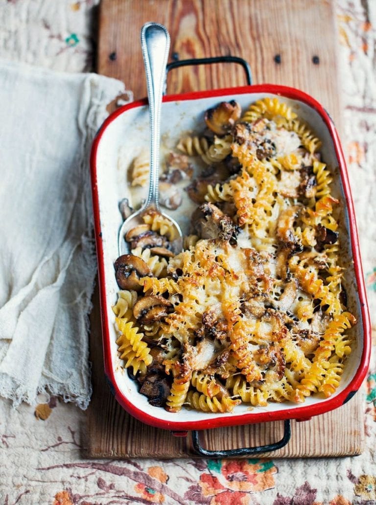 Baked pasta with mushrooms, white wine and cream