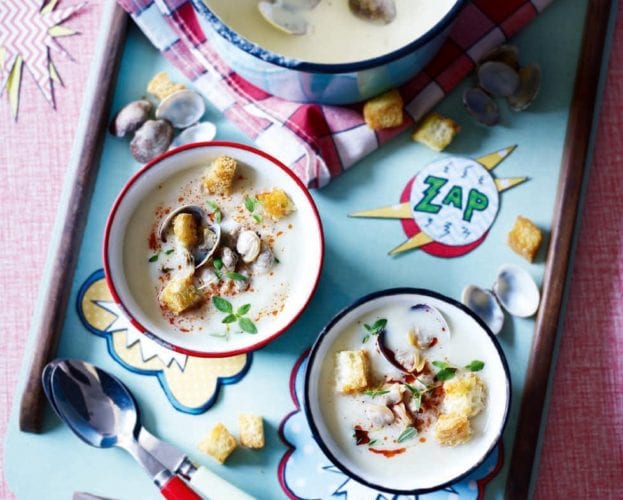 Jerusalem artichoke soup with clams, garlic croutons and harissa