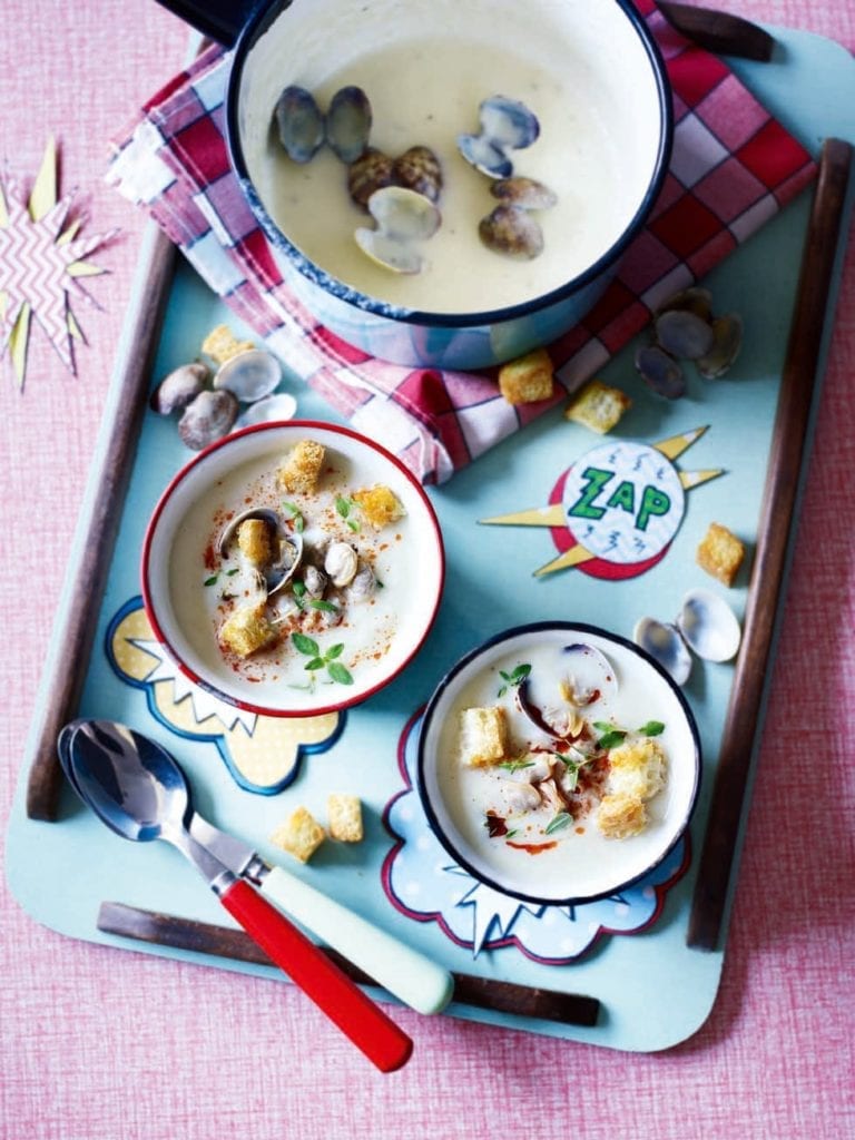 Jerusalem artichoke soup with clams, garlic croutons and harissa