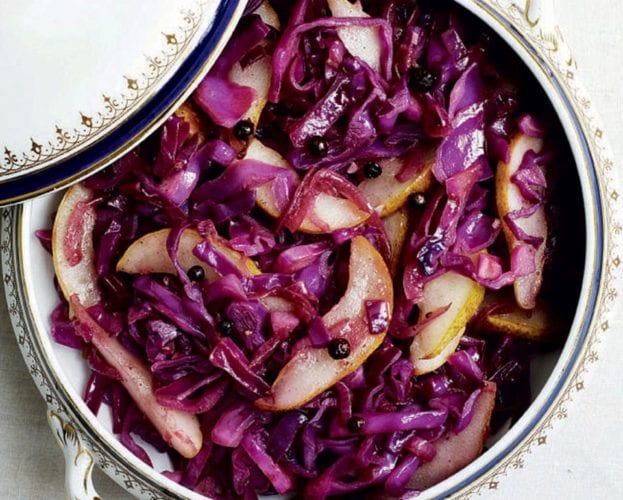 Stir-fried red cabbage with juniper and pears