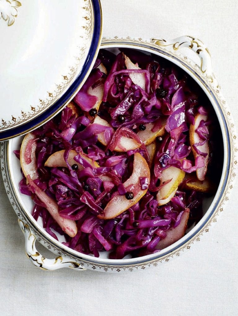 Stir-fried red cabbage with juniper and pears