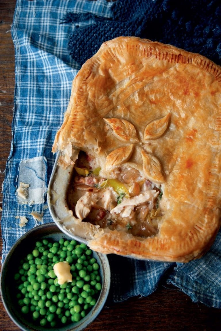 Creamy chicken, leek, bacon and thyme pie