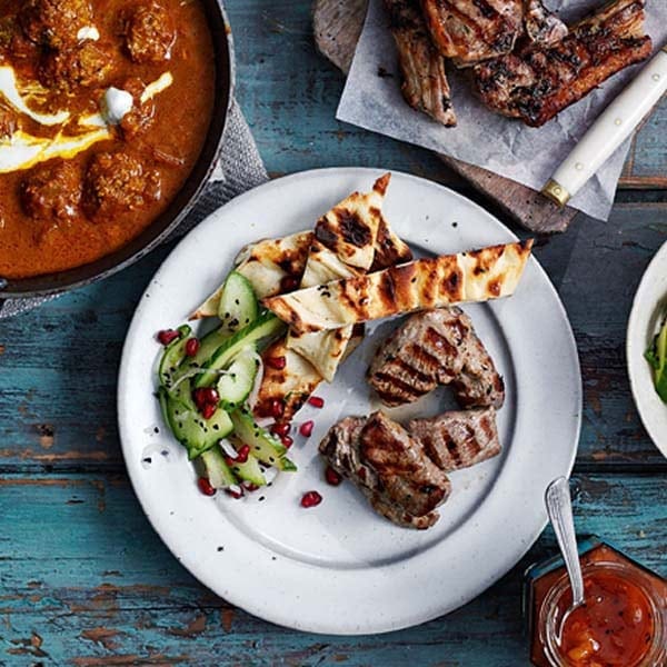 Lamb fillet with cucumber and kalonji pickle salad and naan bread