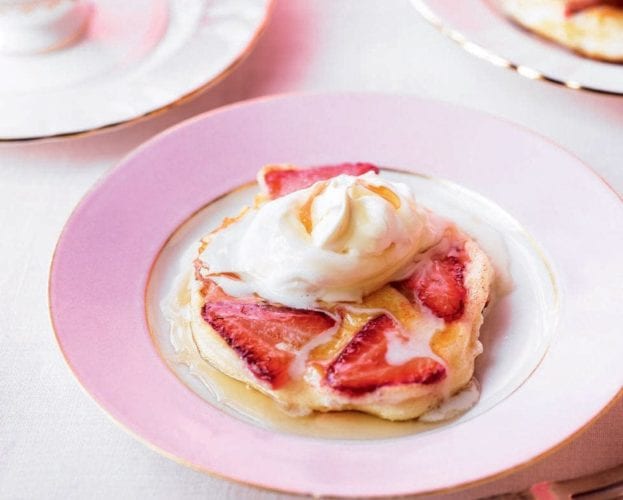 Thyme-scented strawberry and ricotta pancakes