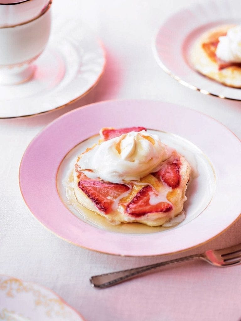 Thyme-scented strawberry and ricotta pancakes