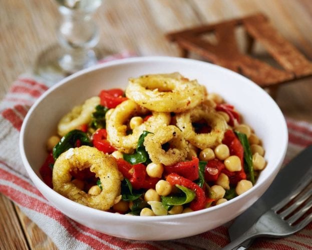 Pan-fried squid with spinach, red peppers and chickpeas