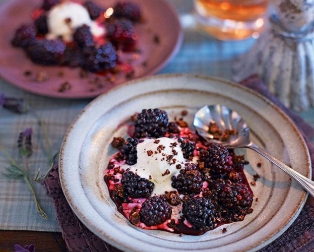 Blackberries with rolled oat and cinnamon crumble