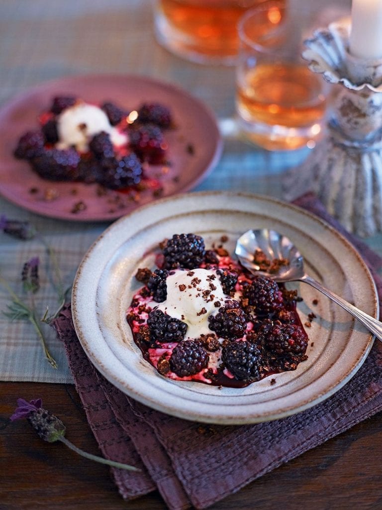 Blackberries with rolled oat and cinnamon crumble