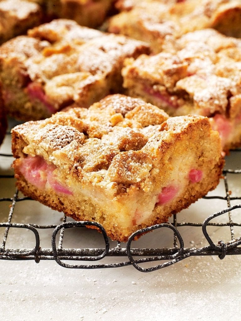 Rhubarb, vanilla and soured cream crumb cake