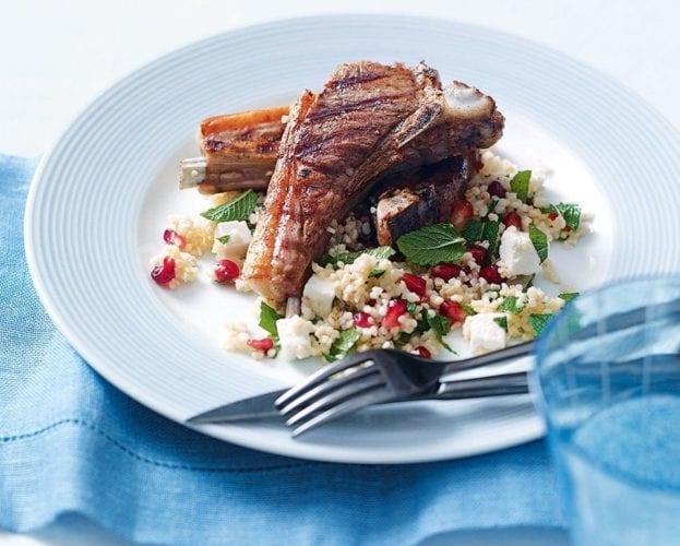 Spicy lamb with sautéed potatoes and houmous