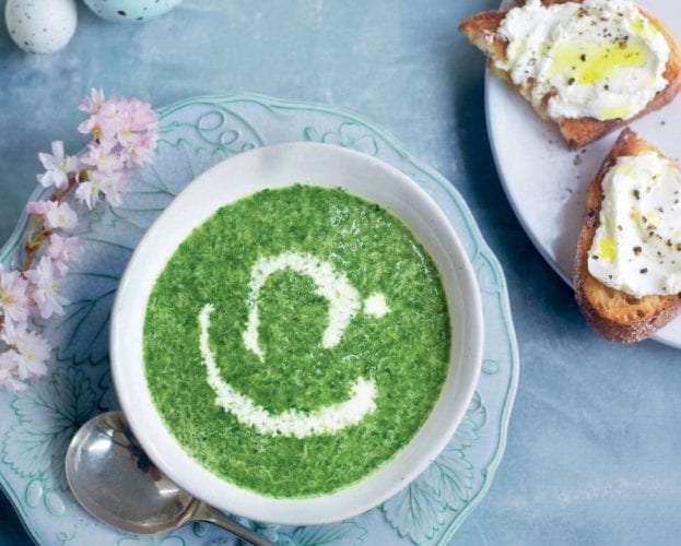 Sorrel soup with cream cheese toasts