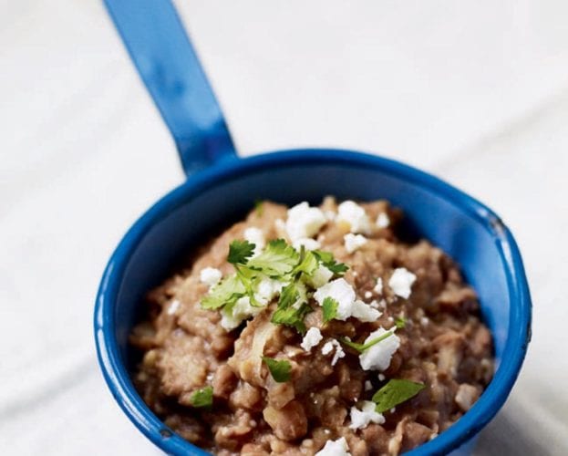 Refried beans baked with green rice and eggs