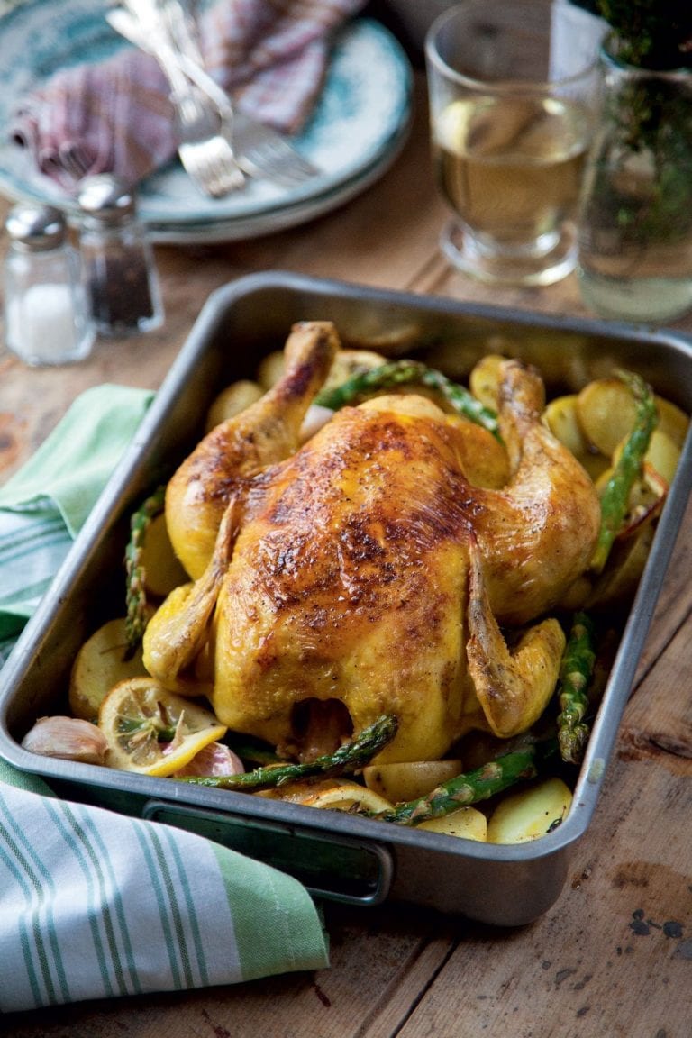 One-tray roast chicken with white wine, potatoes and asparagus