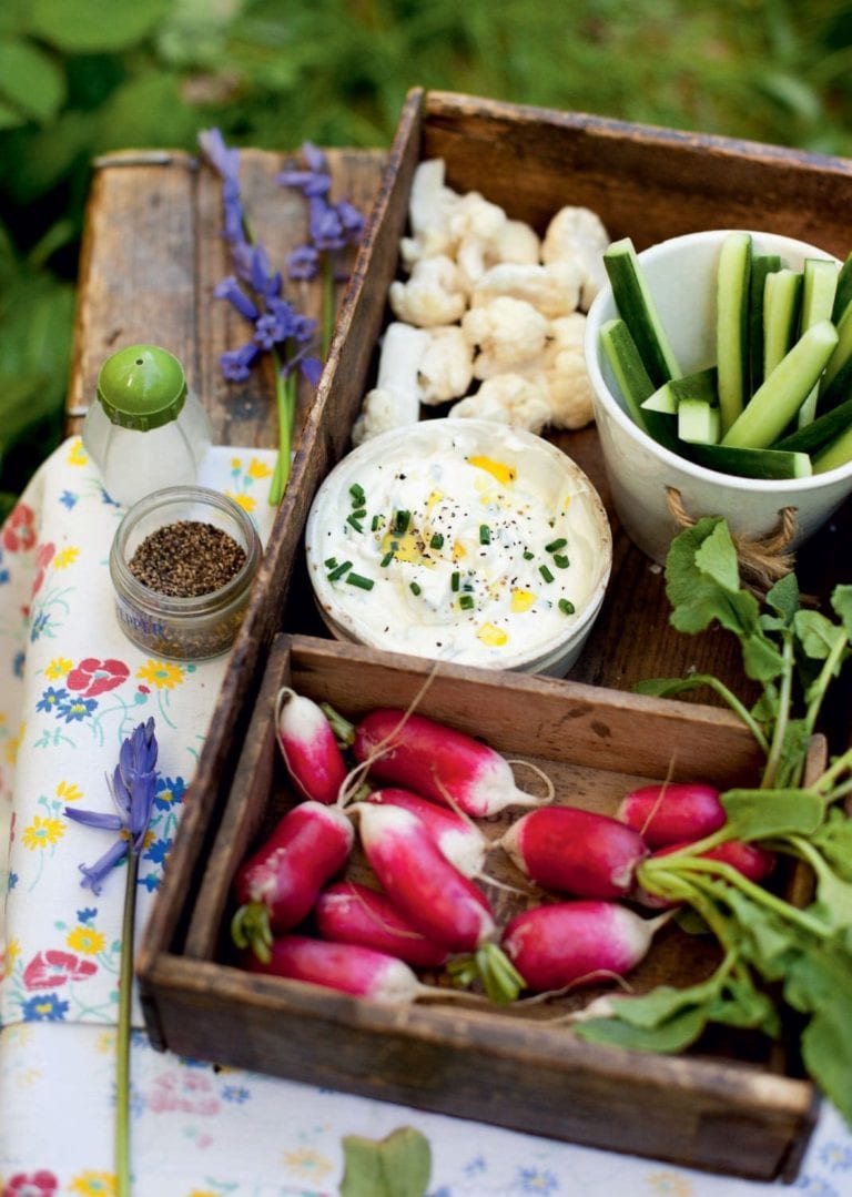 Crudités with cream cheese and herb dip