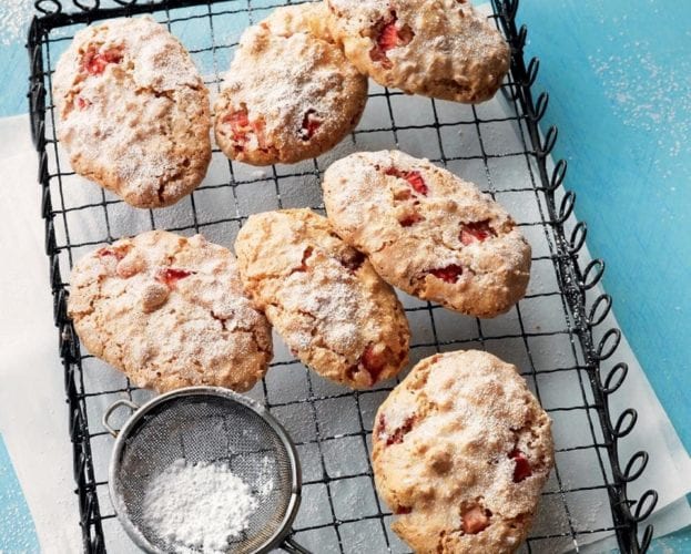 Strawberry ricciarelli biscuits