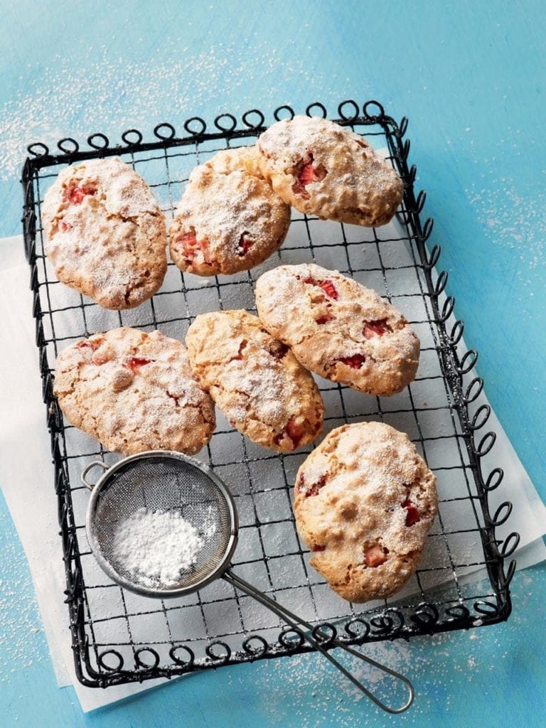 Strawberry ricciarelli biscuits