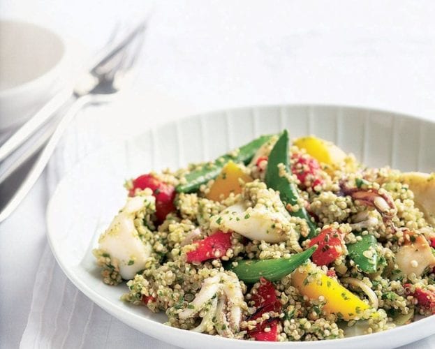 Pan-fried squid with spinach, red peppers and chickpeas