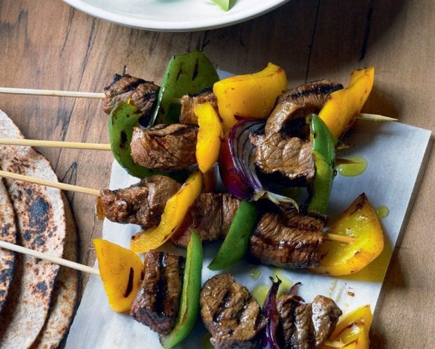 Beef skewers with yellow and green pepper
