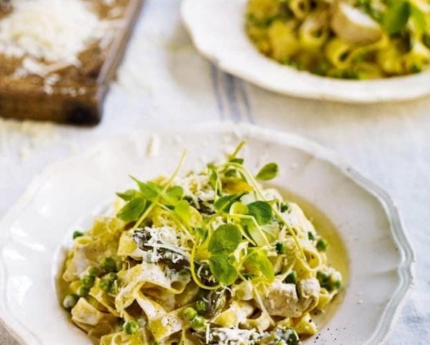 Fettuccine alfredo with blue cheese, artichokes and asparagus