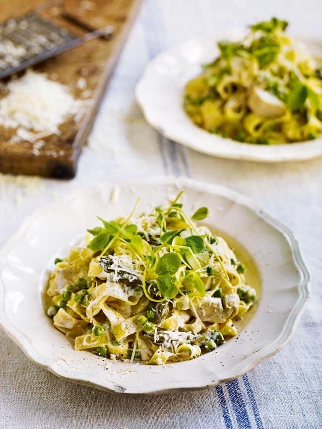 Fettuccine alfredo with blue cheese, artichokes and asparagus