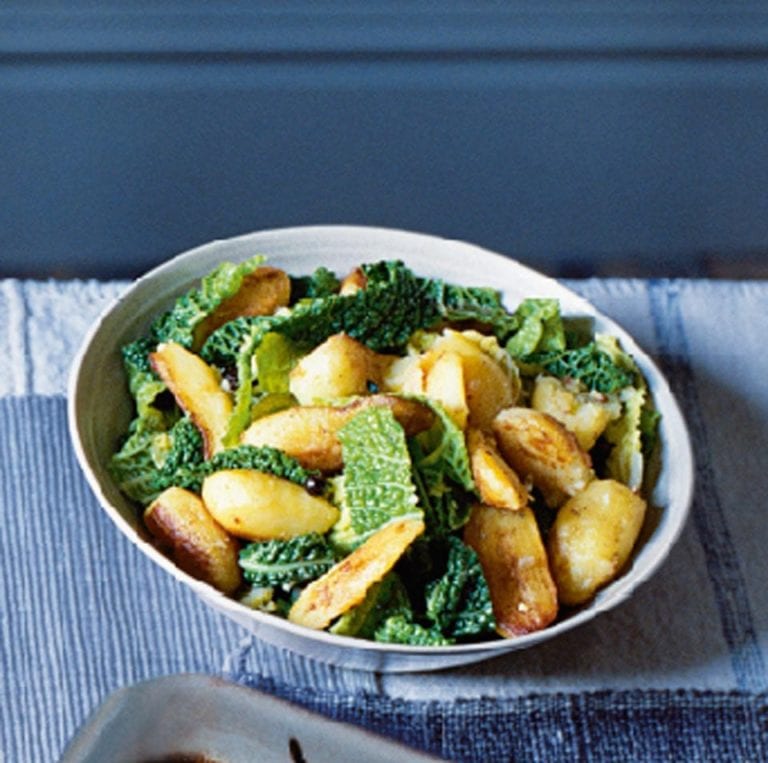 Fried potatoes with savoy cabbage, garlic and juniper