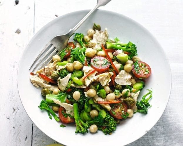 Tuna, broccoli, tomatoes and chickpeas