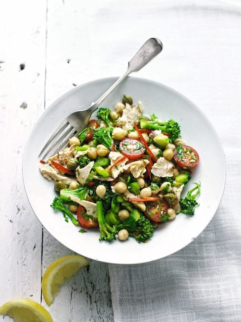 Tuna, broccoli, tomatoes and chickpeas