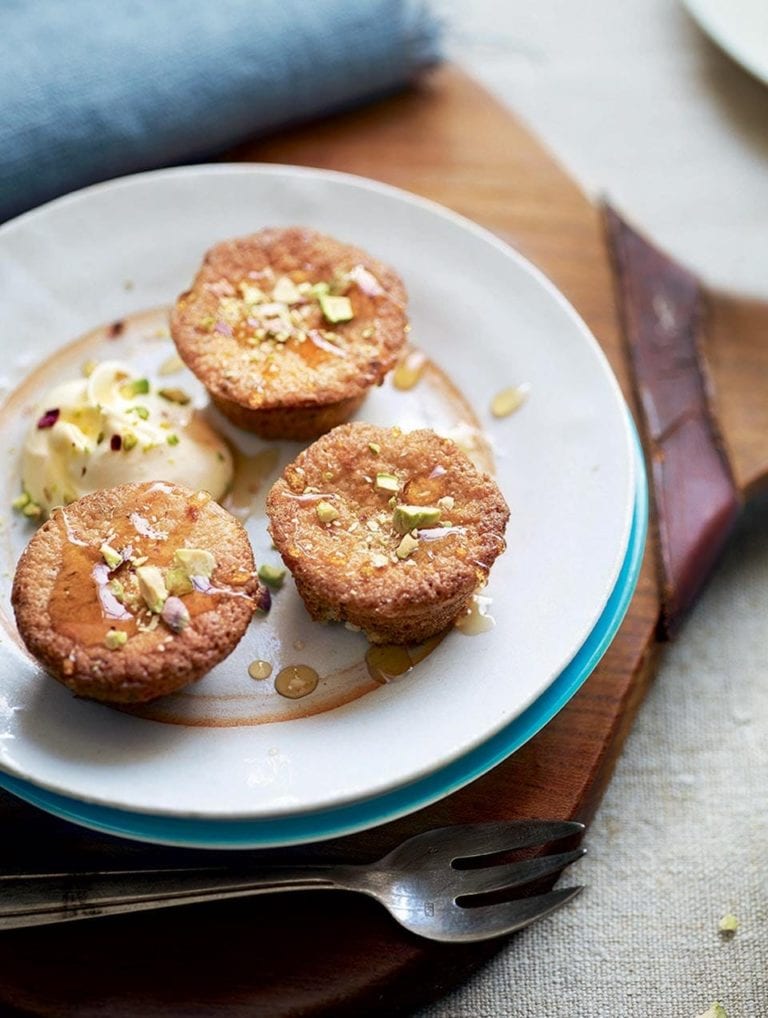 Little honey and pistachio cakes