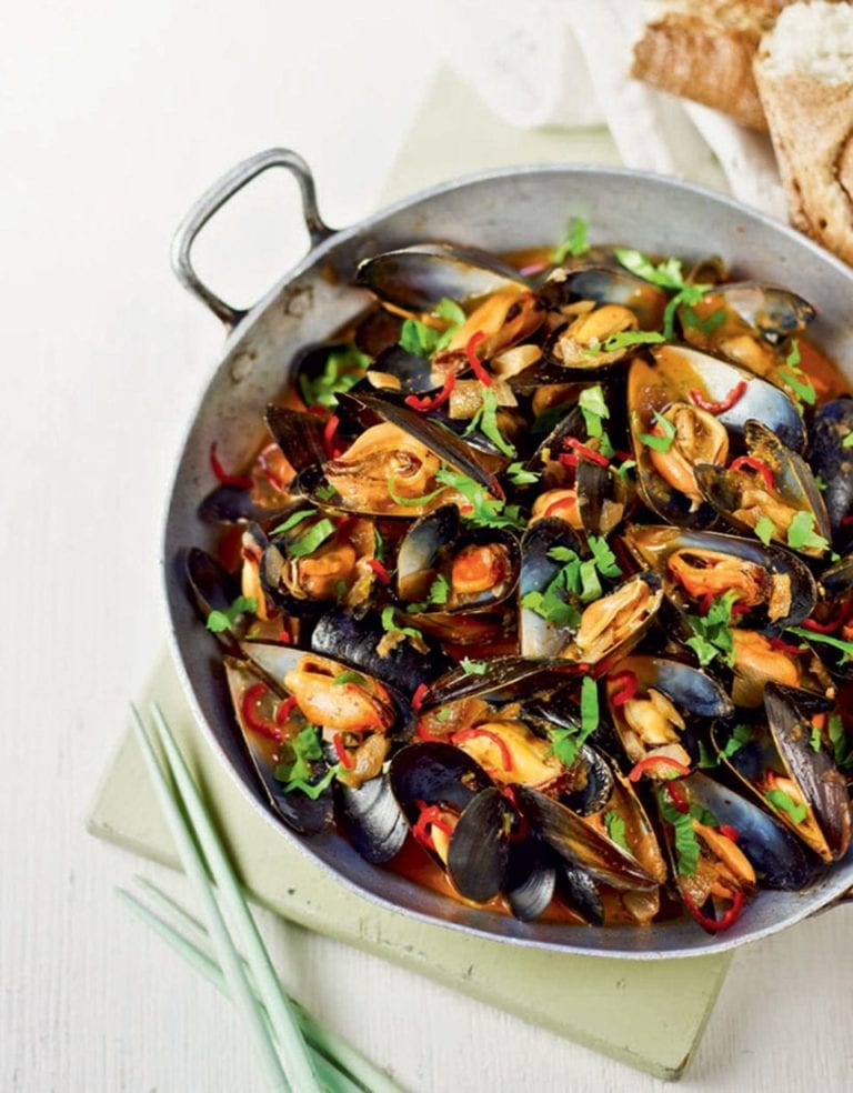 Red Thai spicy mussels