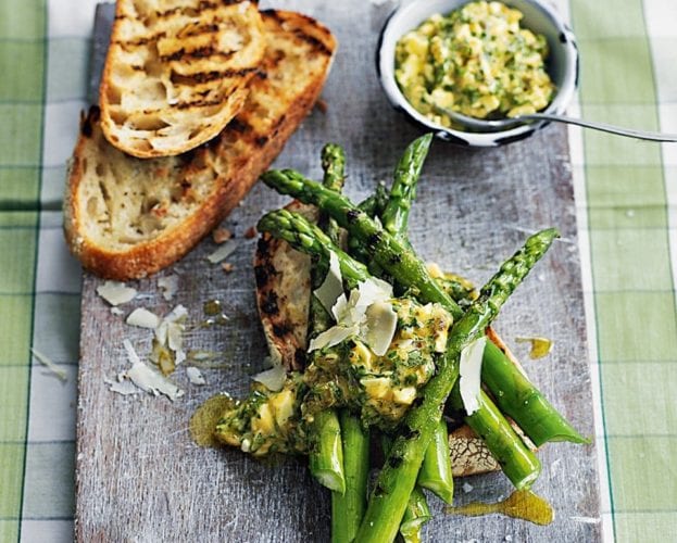 Griddled asparagus with sauce gribiche on toast