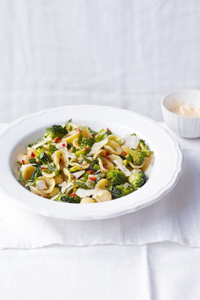 Red chilli and broccoli pasta