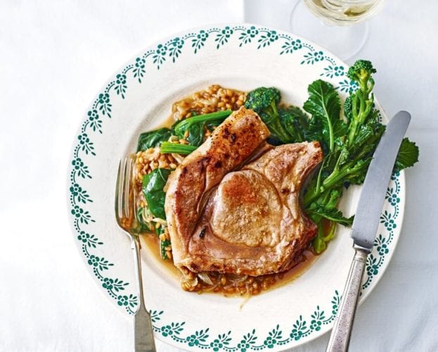 Pork chops with spelt and wild garlic