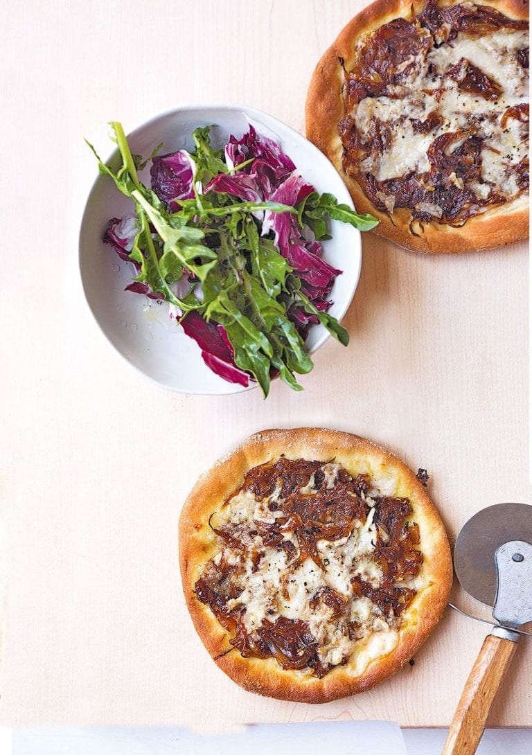 Pizzette with vegan mozzarella and onion relish