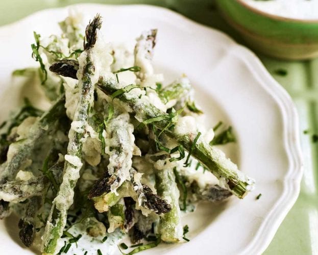 Asparagus tempura with garlic and herb sauce