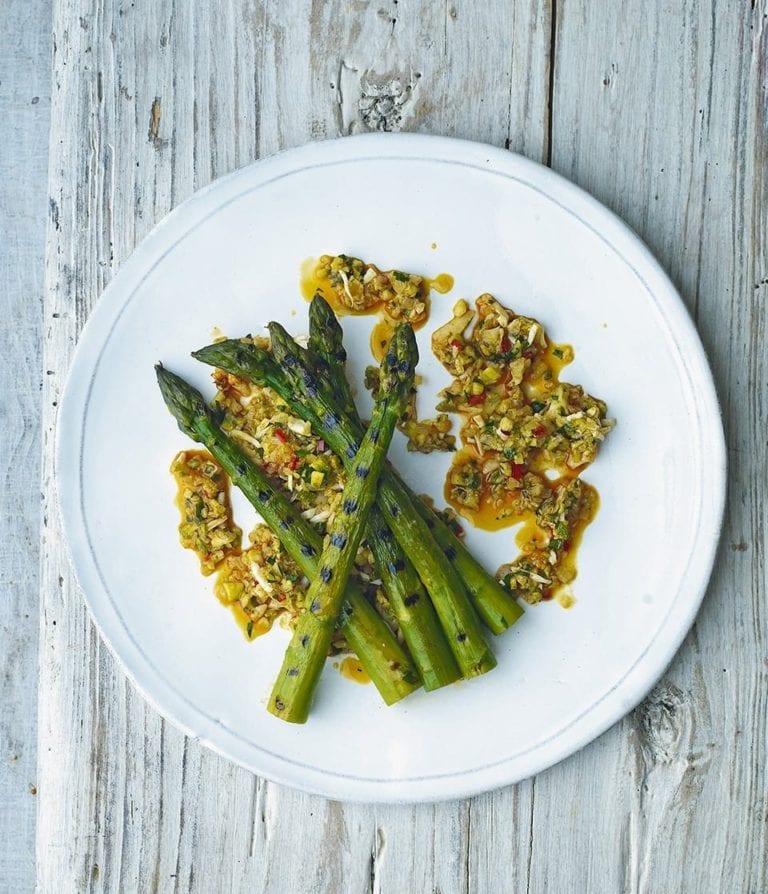 Grilled asparagus with vegetable crumble