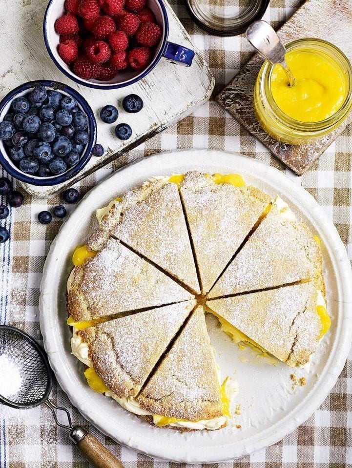 Shortcake with lemon curd and clotted cream