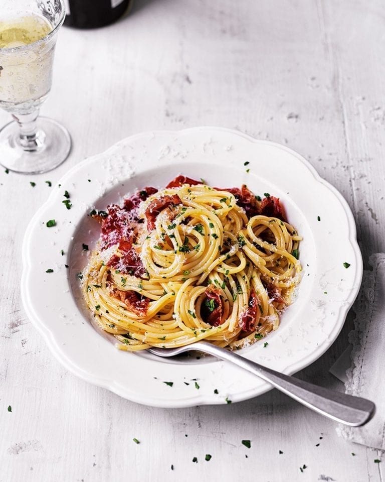 Healthier spaghetti carbonara with parma ham