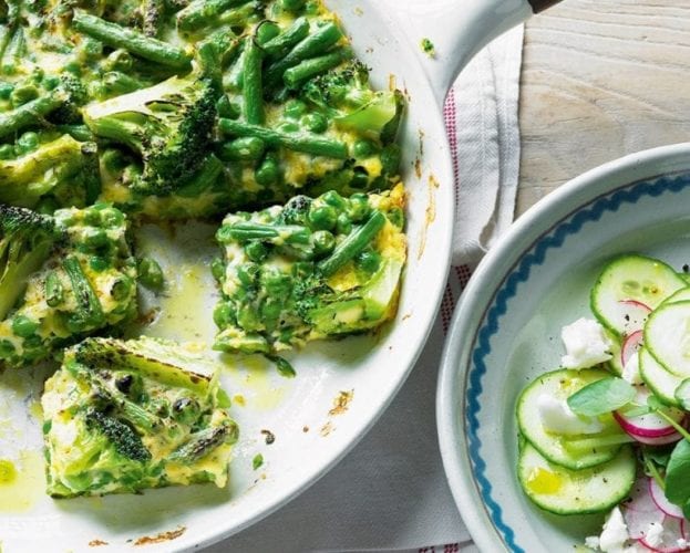 Extra green frittata with feta salad