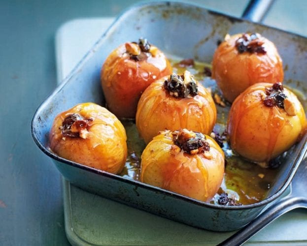 Baked apples with caramel sauce