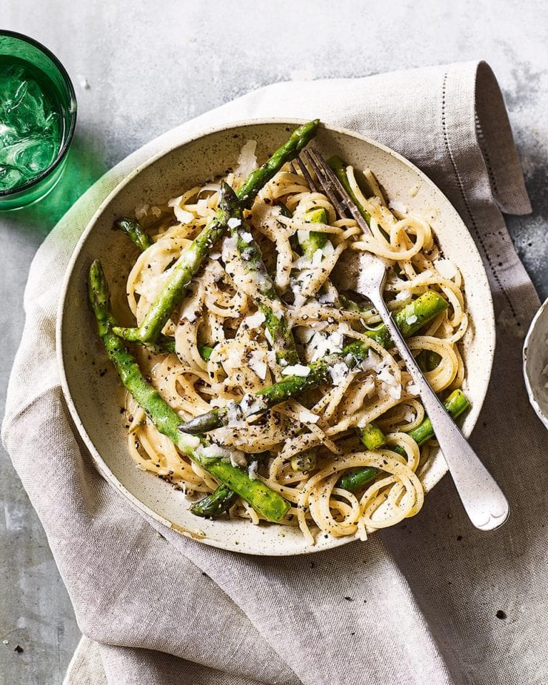 Cacio e pepe with asparagus