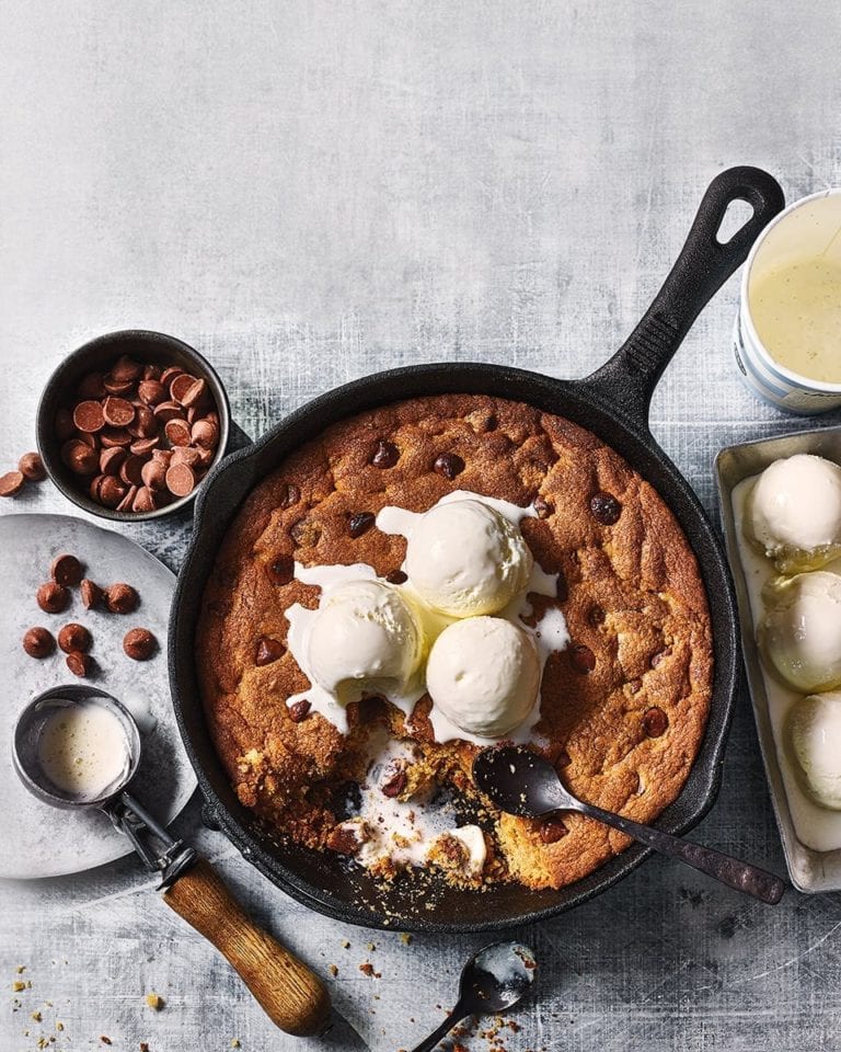 Giant pan cookie – video