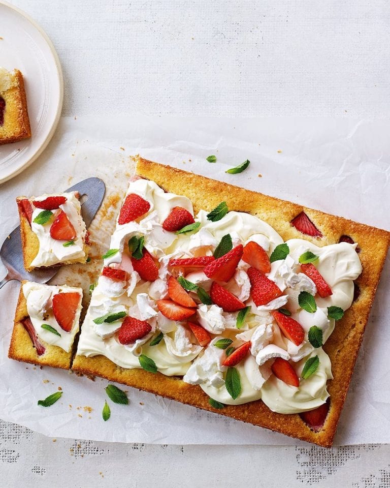Eton mess traybake